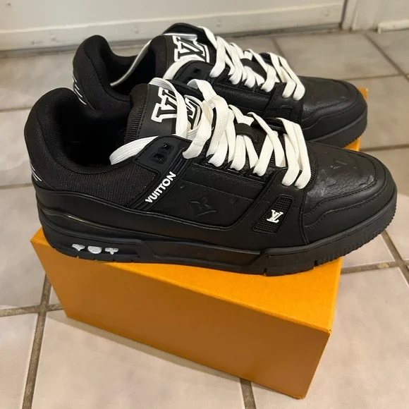 LOUIS VUITTON’S ARCH LIGHT SNEAKER 440N SIZE 10 BLACK, NEVER WORN